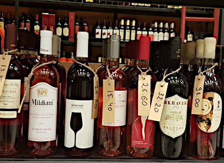 Diffrenes variétés de vins géorgiens en bouteilles