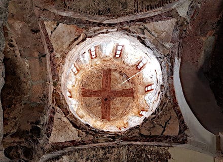 Croix dessinée dans le dôme d'une église en Géorgie