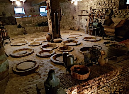 Cave de quevris ou est vinifié le vin de façon ancestrale