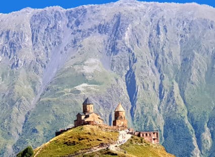 Monastère de Gergeti devant le mont Kazbek (5054m)