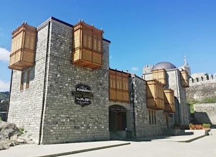Hotel dans l'enceinte de Rabati castle-village fortifié