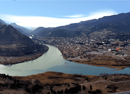 Vus sur la rivière Mtqvari depuis Djvari-Mskheta