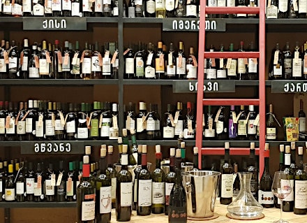 Etagères de multiples vins géorgiens différents