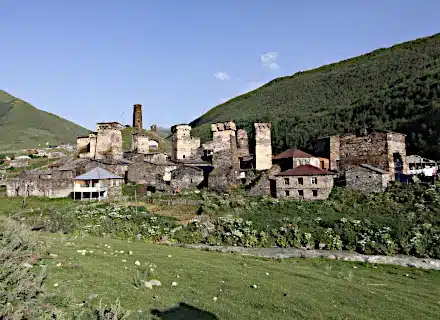 Vue sur le village d'Ushguli dans le Caucase
