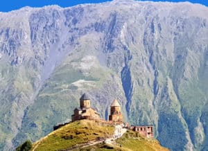 Eglise de Gergeti devant la montagne Kazbek