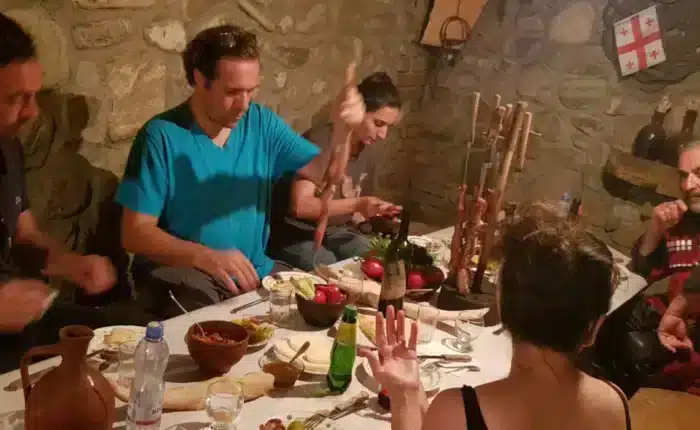 Partage d'un moment de convivialité autour d'un repas chez l'habitant à Tbilissi
