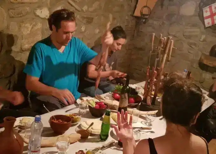 Partage d'un moment de convivialité autour d'un repas chez l'habitant à Tbilissi
